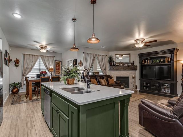 2416 Creek Side Circle, Moore, OK 73160