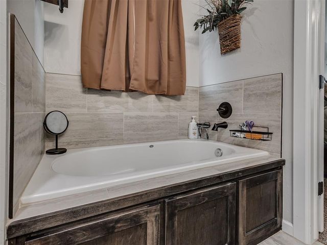 2416 Creek Side Circle, Moore, OK 73160