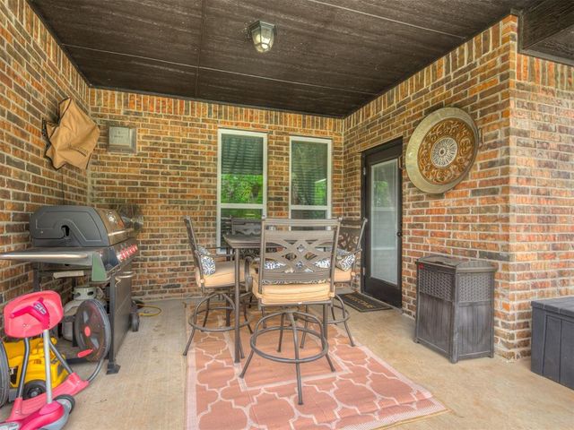 2416 Creek Side Circle, Moore, OK 73160