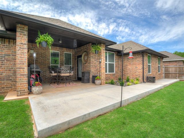 2416 Creek Side Circle, Moore, OK 73160