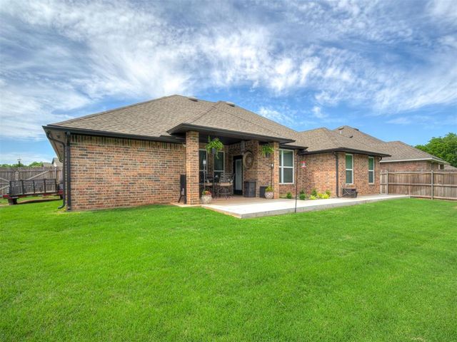 2416 Creek Side Circle, Moore, OK 73160