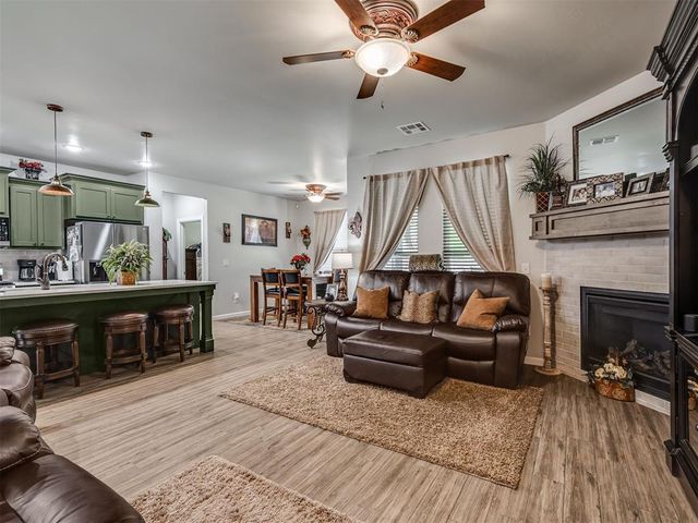 2416 Creek Side Circle, Moore, OK 73160