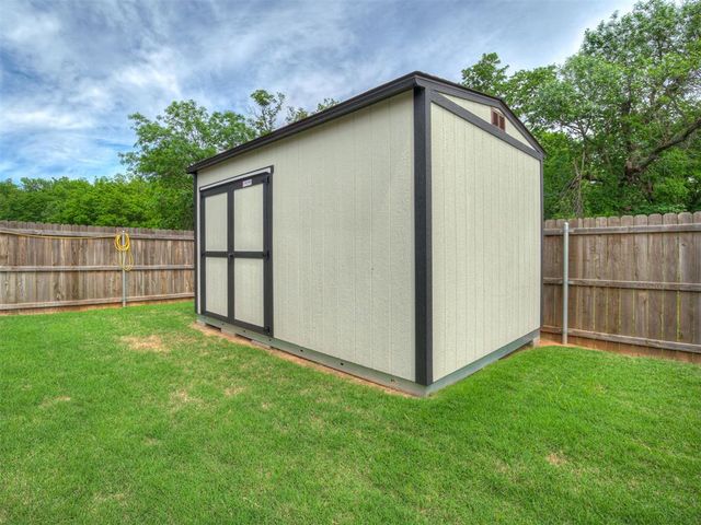 2416 Creek Side Circle, Moore, OK 73160