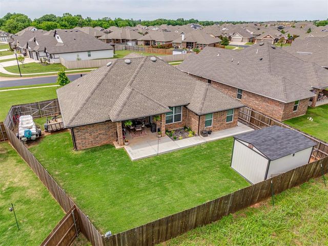 2416 Creek Side Circle, Moore, OK 73160