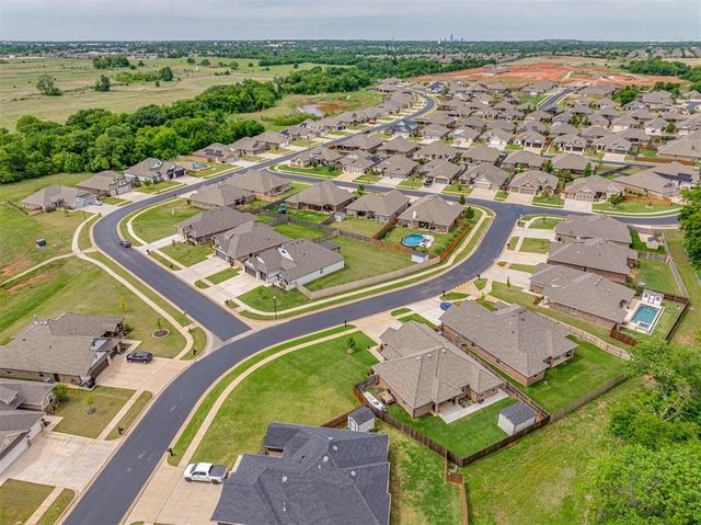 2416 Creek Side Circle, Moore, OK 73160