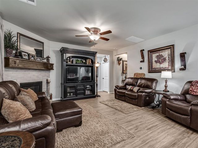 2416 Creek Side Circle, Moore, OK 73160