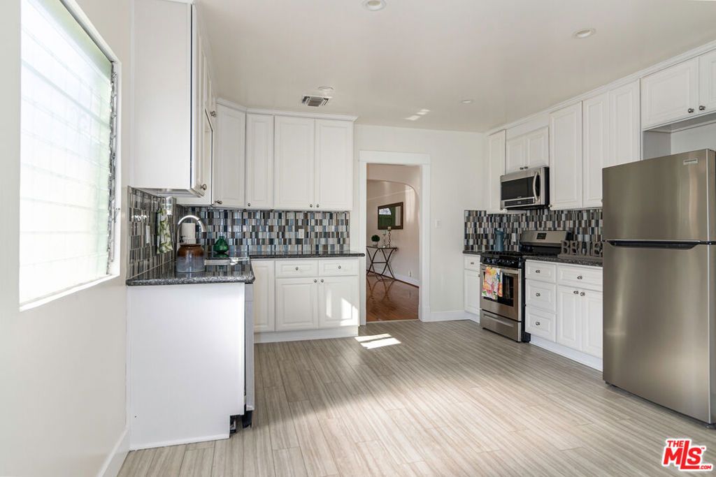 Image 10 of property listing at 8932 Olin Street, Los Angeles, CA 90034