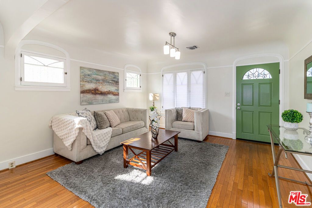 Image 5 of property listing at 8932 Olin Street, Los Angeles, CA 90034