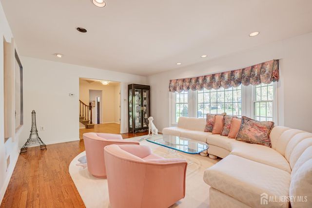 8 Woodmere Road, North Brunswick, NJ 08902