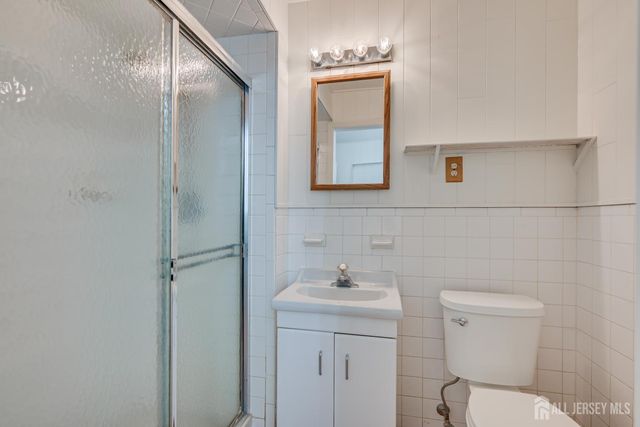 8 Woodmere Road, North Brunswick, NJ 08902