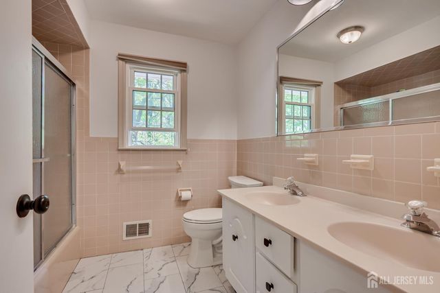 8 Woodmere Road, North Brunswick, NJ 08902