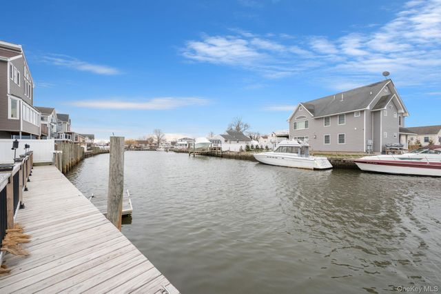 677 S 9th Street, Lindenhurst, NY 11757