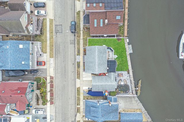 677 S 9th Street, Lindenhurst, NY 11757