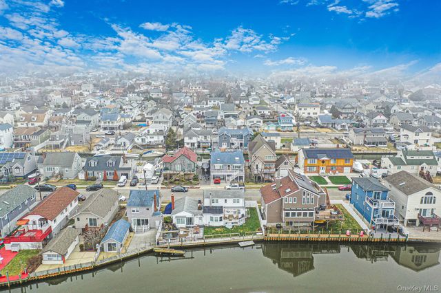 677 S 9th Street, Lindenhurst, NY 11757