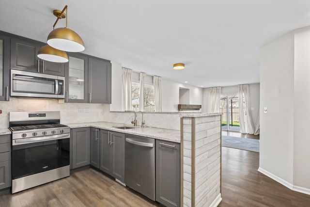 2420 Roxbury Lane, Montgomery, IL 60538