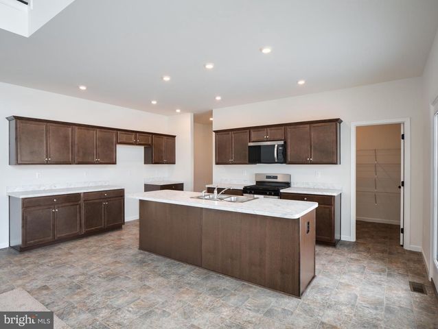 415 LITTLE WALNUT CT, Windsor, PA 17366