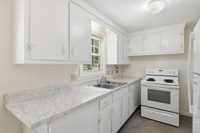 33 Overhill Dr, Springfield, MA 01129