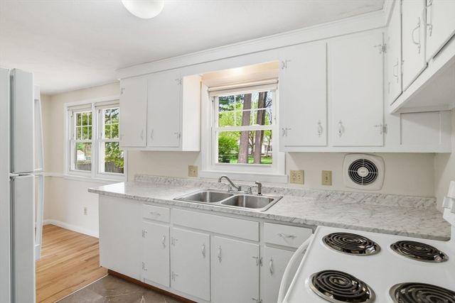33 Overhill Dr, Springfield, MA 01129