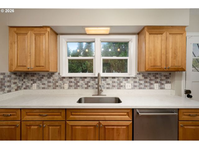 2010 Ne 78TH Ave, Portland, OR 97213