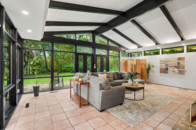 1910 Ribourde Drive, South Bend, IN 46628