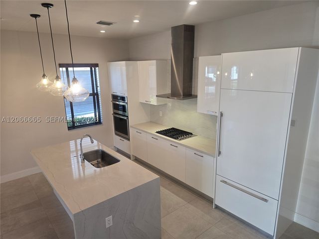 8217 NW 46th St, Doral, FL 33166