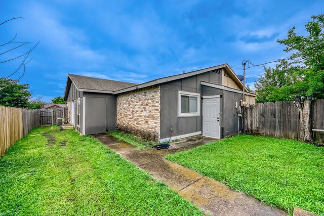 1443 Brook Meadow Circle, Lancaster, TX 75134