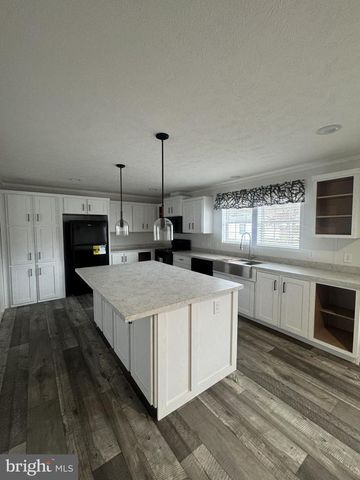 224 CHIPLEY LN, Moorefield, WV 26836