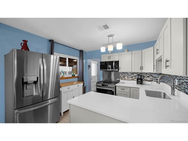 990 Ash Ct, Thornton, CO 80229