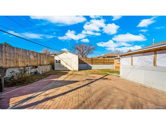 990 Ash Ct, Thornton, CO 80229