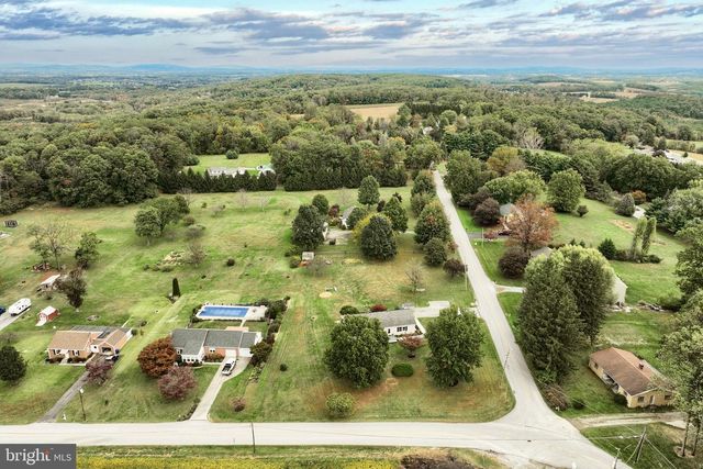 418 LEEDY RD, Spring Grove, PA 17362