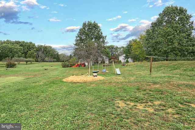 418 LEEDY RD, Spring Grove, PA 17362