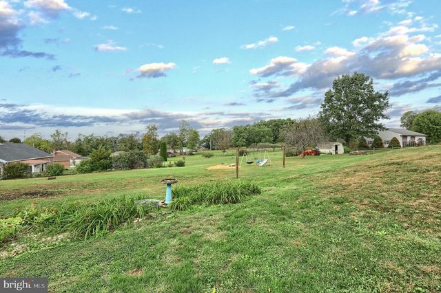 418 LEEDY RD, Spring Grove, PA 17362