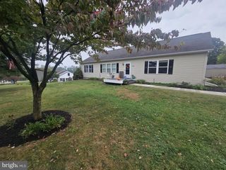 418 LEEDY RD, Spring Grove, PA 17362
