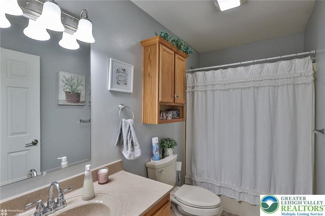 678 kykuit Place, Forks Twp, PA 18040