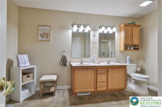 678 kykuit Place, Forks Twp, PA 18040