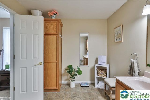 678 kykuit Place, Forks Twp, PA 18040