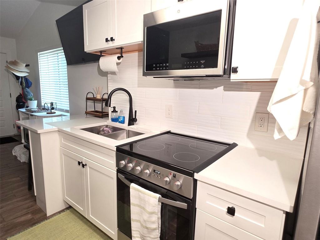 Image 11 of property listing at 1955 ABRICO DRIVE G16, Lutz, FL 33558