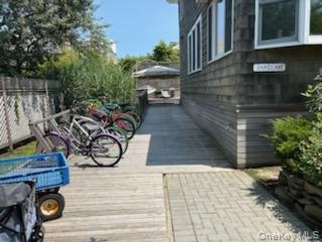 16 Crescent Walk, Seaview, NY 11770