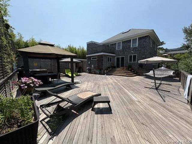 16 Crescent Walk, Seaview, NY 11770