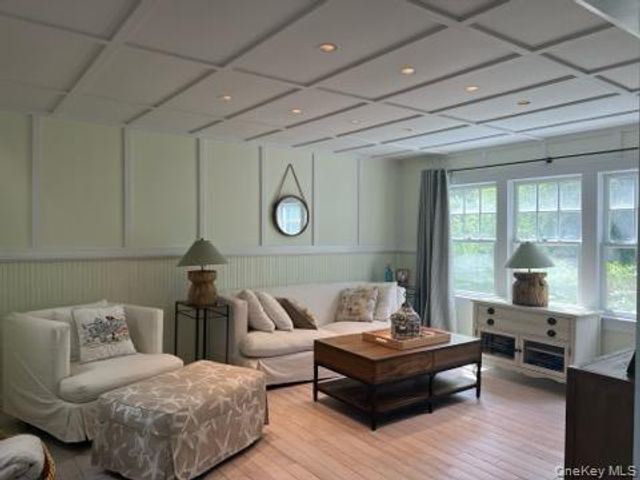 16 Crescent Walk, Seaview, NY 11770
