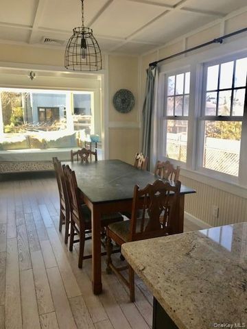 16 Crescent Walk, Seaview, NY 11770