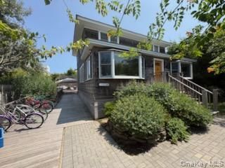 16 Crescent Walk, Seaview, NY 11770