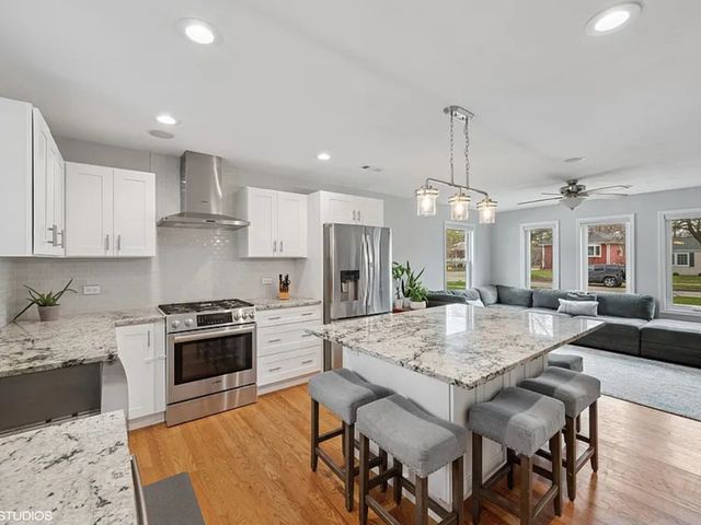 638 S Oakland Avenue, Villa Park, IL 60181