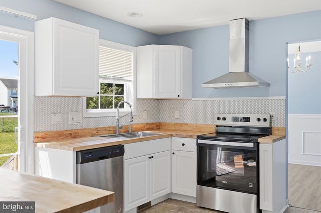 251 THAYERS GULL DR, Martinsburg, WV 25405