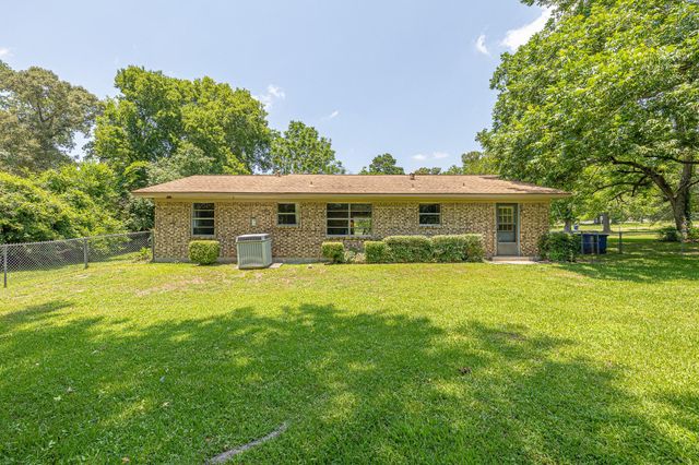 1009 Fish Hatchery Road, Huntsville, TX 77320