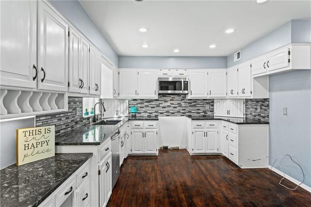 9248 Twilight Lane, Lenexa, KS 66219