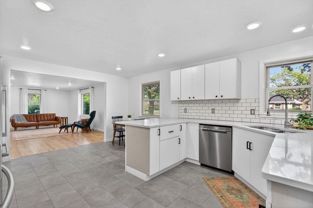 2206 N MCDONALD STREET, Appleton, WI 54911