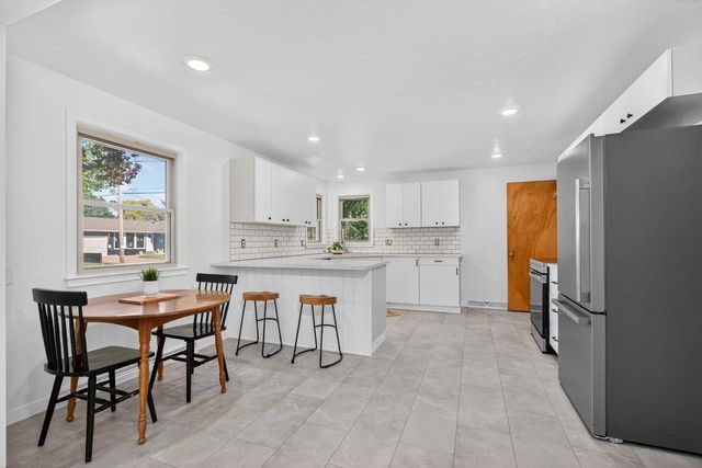 2206 N MCDONALD STREET, Appleton, WI 54911