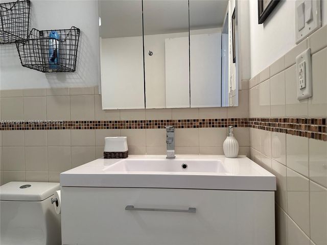 100 Bayview Drive 1405, Sunny Isles Beach, FL 33160