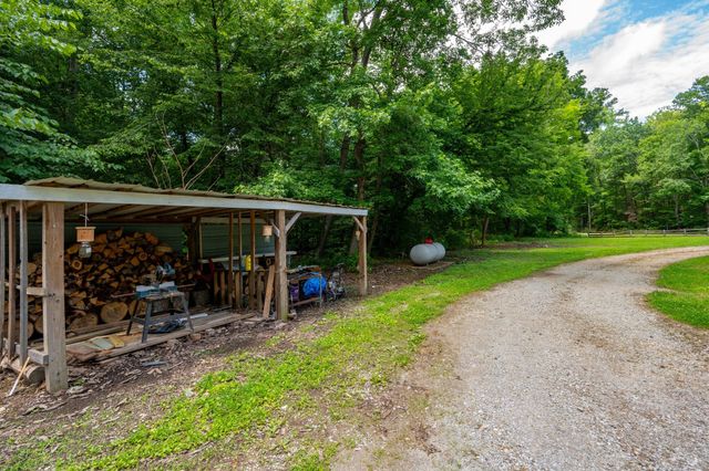 1791 Deer Creek Rd, Linden, TN 37096
